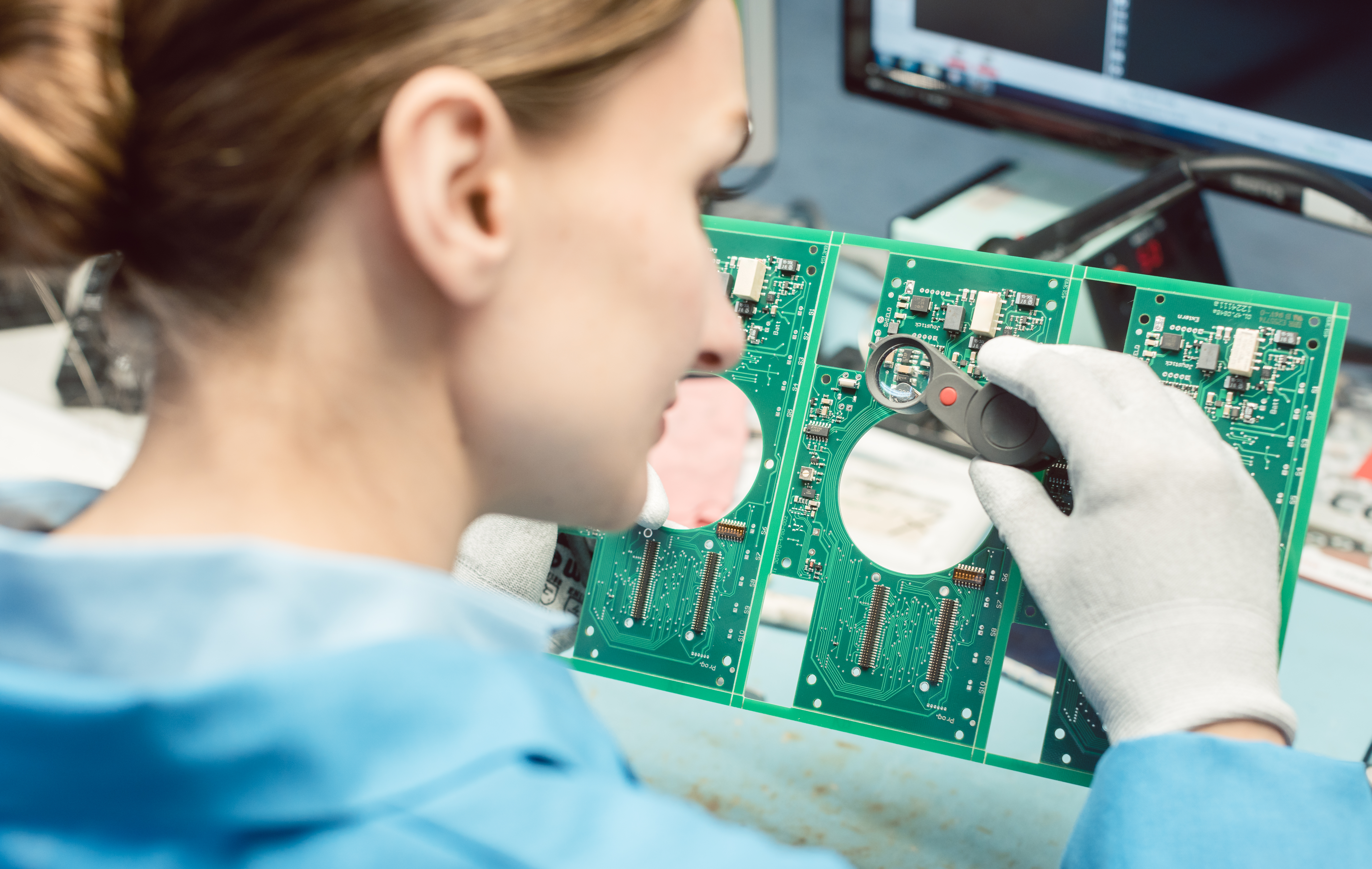 Técnico que suelda componentes a un PCB en una fábrica de electrónica